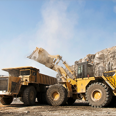 Chargement d'un camion-benne lourd dans une mine à ciel ouvert